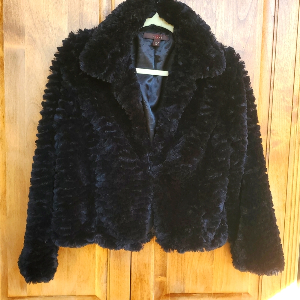 Sparkling fake fur short coat. It catches light with a silver shine.